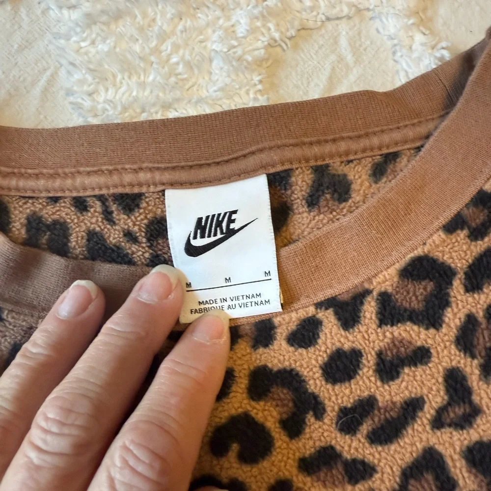 Nike Brown Animal Print Medium Top like sweatshirt but not fleece. E38 - Picture 2 of 4